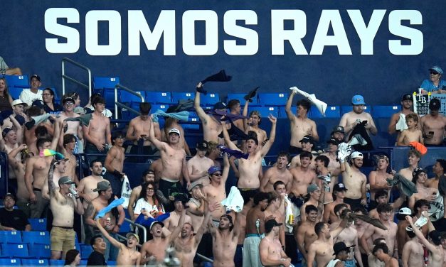 Shirtless fans cheer at MLB stadiums as “Tarps Off” trend sweeps baseball world